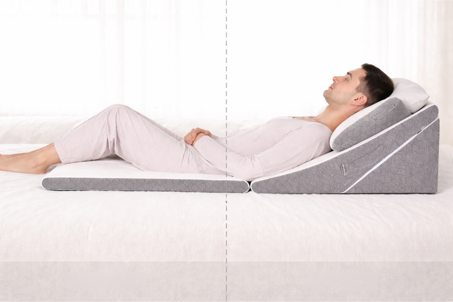 Homme allongé sur un lit utilisant un coussin ergonomique incliné pour relever le buste et les jambes.